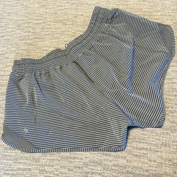 lululemon hotty hot shorts 2.5” (8) - Picture 3 of 6
